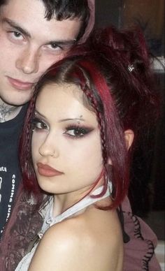 Glitter Alt Makeup, 2000s Short Hair, 90’s Grunge Makeup, Numetal Aesthetic, The Garden Makeup, Makeup Ideas Y2k, Alternative Culture, Y2k Hair