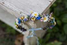 a bunch of flowers that are on top of a piece of wood