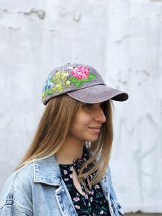 HAND EMBROIDERED WOMEN HAT WITH FLORAL DESIGN Color: gray baseball cap; Design: hand-embroidered gerbera with wildflowers; Capsize (head circumference): 55 - 62 cm; Fabric: 100% cotton Twill, garment-washed. The quality of the embroidery and baseball hat is superior, I guarantee! ;) I really enjoyed making this, and I hope my customer will enjoy showing it off. 🌿PLEASE NOTE I NEED 1 WEEK TO EMBROIDER THIS HAT FOR YOU🌿 CHECK OUR OTHER ACCESSORIES 🌸 More Baseball hats: https://www.etsy.com/shop Embroider Hat, Embroider Flower, Baseball Cap Design, Custom Embroidered Hats, Women Trucker, Colorful Hat, Vintage Baseball Caps, Flower Hat, Floral Hat