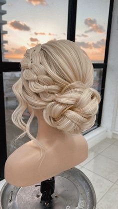 Coque para noivas e madrinhas Long Hair Prom Styles Updos, 2024 Bride Hair, Long Hair Wedding Styles Updo, Bridal Updo With Braid, Prom Hairstyles Bun, Prom Hair Updo Elegant, Special Event Hair, Wine Hair