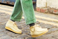 The history of the Clarks Wallabee - - Mixmag Wallabees Outfit Men, Clarks Wallabees Outfit, Clarks Wallabees Men, Wallabees Outfit, Mens Street Style Summer, Boots Men Outfit, Porsche 550, Gentleman Aesthetic