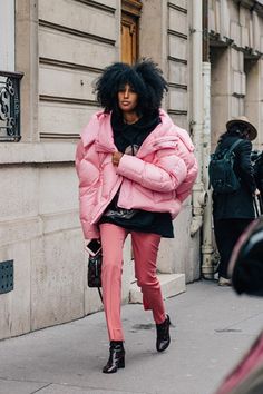 Style twins, stomping platforms and super-sized puffa jackets scored high on the streets of Paris Paris Fashion Week 2016, Oversized Puffer Jacket, Oversized Puffer, Walking Down The Street, Puffy Coat, Winter Cold, Looks Street Style, Street Style Trends, Women Street