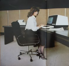 60s Women, Vintage Industrial Design, Retro Office, Computer History, Work Motivation, Old Computers, Retro Futurism, Working Woman, Business Branding