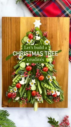 a christmas tree made out of cucumbers on a cutting board with the words let's build a christmas tree crudiges