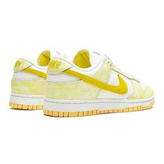 A propos de la Nike Dunk Low Strike Yellow (W) Nike Dunk Low Strike Yellow (W) - fraîcheur d'agrumes, ces deux mots suffisent à décrire ce coloris. Pour ce coloris, des nuances de jaune énergique et rafraîchissant, de blanc froid et de beige sont utilisées sur la partie inférieure de la semelle. Il convient également de mentionner le motif spécial de cette version. De petites mouchetures jaunes ont été utilisées pour obtenir un effet "teinté" sur la chaussure. Nike Dunk Low Yellow, Womens Dunk Low, Retro Basketball Shoes, Yellow Nikes, Nike Brand, Air Jordan 3, Woven Labels, Jordan 11