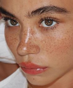 No Make Up Make Up Look, Christina Nadin, Freckles Makeup, Fake Freckles, Pimples Under The Skin, Bushy Eyebrows, Faux Freckles, Freckles Girl, Freckle Face