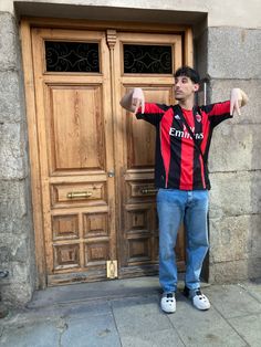 Outfit blokecore con camiseta del equipo de fútbol AC Milan Milan Outfits Men, Blockcore Outfit Aesthetic, Ac Milan Outfit Men, Bloc Core Outfit, Ac Milan Jersey Outfit, Football Outfit Men, Ac Milan Outfit, Football Jersey Aesthetic