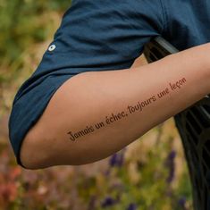 a man with a tattoo on his arm that reads, humans en enget, tours une leon