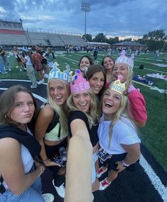 Drake Senior Crown, Senior Picture Prop Ideas High Schools, Senior Year Photo Ideas, Fun Senior Things To Do, Senior 2024 Ideas, Senior Year Vibes, Senior Crown Ideas 2024, Professional Cheer Pictures, Senior Year Activities Ideas