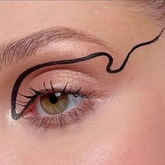 Wavy Eyeliner Makeup, Creative Eyeliner Looks Black, Squiggly Eyeliner, Squiggle Eyeliner, Fun Eyeliner Ideas, Wavy Eyeliner, Black Eyeliner Ideas, Snake Eyeliner, Minimalist Eye Makeup