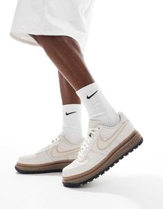 Zapatos, botas y zapatillas de Nike Estilo casual: perfeccionado Diseño de corte bajo Cierre con cordones Lengüeta y tobillo acolchados Detalle característico de Nike Perforaciones para mejor transpiración Mediasuela de espuma con cámara de aire amortiguadora Suela de goma resistente Trama concéntrica antideslizante Nike Air Force 1 Luxe, Nike Casual, Modest Fashion Winter, Running Trainers, Trainer Heels, Nike Brand, Leather Dresses, Adidas Gazelle, White Trainers