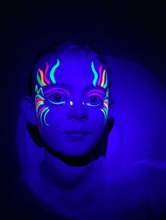 Glow Paint Body Designs, Glow In Dark Face Paint, Glow In Dark Face Paint Ideas, Glow In Dark Makeup Ideas, Rave Body Painting, Glow Body Painting Ideas, Easy Neon Face Paint Ideas, Neon Uv Makeup, Black Light Face Paint Ideas