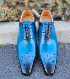 Style: 503-36-Ocean Blue Elegant Hand Burnished Calfskin lace-up Plain Toe Oxford from the Carrucci collection features Decorative Perforations with a Toe Medallion, a clean, stitched welt and an Iconic printed Sole! Cordovan Shoes, Shoe Horn, Shoe Tree, Horse Hair, Suede Shoes, Shoe Box, Blue Ocean, New Shoes, Leather Shoes