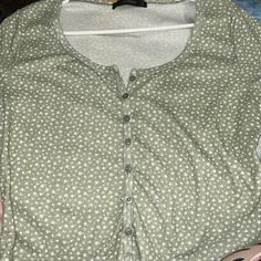 Such An Adorable Piece! Longer Crop Top Buttons All The Way Up. Super Cute Would Look So Cute With Some Distressed Shorts Or Pants. Brand New Casual White Top With Ditsy Floral Print, Casual White Tops With Ditsy Floral Print, Casual Green Daisy Print Top, Casual Daisy Print Tops For Day Out, Long Crop Top, Distressed Shorts, All The Way Up, Green And White, White Flowers