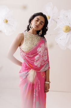 The indo-western set comes with a heavily embroidered blouse with attached pallu and a mid drape skirt. The blouse and the attached pallu is adorned with sequins and pearls. Mirror Saree, Lehenga Suit, Floral Saree, Golden Saree, Saree Style, Green Saree, Pink Saree, Co Ord Set, Indo Western