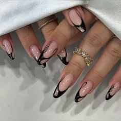 Simple Nails For Black Women, Gel X Nail Designs Black, Black Outlined Nails, Monochrome Nail Designs, Black Line Nails, Black White Nails Designs, Black Abstract Nails, Nail Line Art