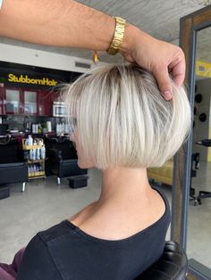 Stacked Bob Haircut For Fine Hair, Short Hair Back View, Long Bob Blonde, How To Darken Hair, Ice Blonde Hair, Short Hair Back, Modern Short Hairstyles, Fine Straight Hair