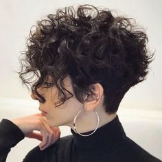 longer pixie haircut - Google Search Short Curly Hairstyles For Women, Short Curly Pixie, Short Curls, Haircuts For Curly Hair, Short Wavy Hair, Short Wavy