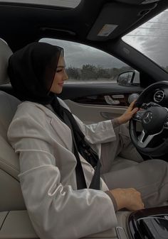 Hijabi Fits, Girls Driving, Dream Cars Mercedes, Mode Turban, Hijabi Fashion Casual, Hijabi Style