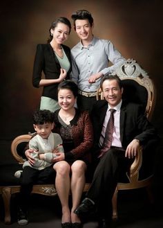 Family Portrait Photography Poses, House Photoshoot, Indoor Family Photos, Extended Family Photography