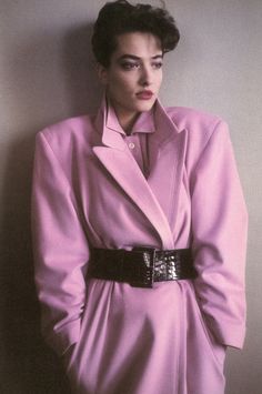 RED MY LIPS                                                                                                                                                                                 More Fashion Ideas For Women, 80s Fashion Outfits, Tatjana Patitz, Fashion 80s, 80s And 90s Fashion, Power Dressing, 1980s Fashion, Pink Coat, Mode Inspo