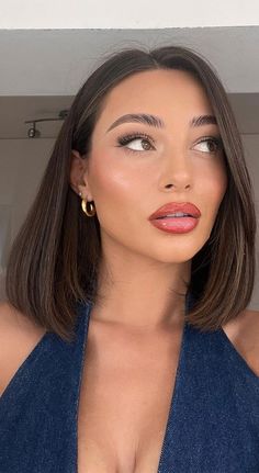 Cleqn Girl Makeup Look, Haircut Ideas Brunette, Trending Makeup Looks 2024, Brunette Long Bob, Bob Hairstyles Brunette, Lined Lips, Brunette Hair Cuts, Short Brunette Hair, Trending Makeup