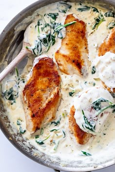 Creamy Spinach Garlic Parmesan chicken - Simply Delicious Chicken Spinach Recipes, Simple Side Salad, Fast And Easy Dinner, Resep Diet, Garlic Parmesan Chicken, Parmesan Chicken, Creamy Spinach, Spinach Recipes, Easy Dinner Recipe