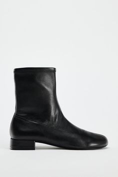 Zara Chelsea Ankle Boots For Work, Zara Chelsea Boots For Workwear, Zara Chelsea Boots For Work, Zara Leather Boots With Padded Ankle, Zara Leather Ankle Platform Boots, Zara Leather Moto Ankle Boots, Zara Boots With Medium Width And Flat Heel, Zara High Ankle Leather Boots, Zara Medium Width Ankle Boots