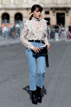 Best street style from Paris Fashion Week SS17 — Day 5 Lace Jeans, Frilly Blouse, Jeans Street Style, Rock Outfit, Seoul Fashion, Blazer Outfit, Paris Fashion Week Street Style