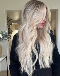 Platinum Blonde Hair With Brown Roots, Lived In Bright Blonde, Bright Dimensional Blonde, Dimensional Blonde Highlights, Blonde Hair With Brown Roots, Seamless Blonde, All Over Blonde, Ashy Blonde Hair, Blonde Hair Goals