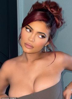 Kylie Jenner Hair, Classy Hairstyles, Side Part Hairstyles, Hairdos For Curly Hair, Burgundy Hair, Hair Up Styles, Wedding Hairstyles Updo