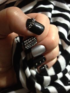 Ghetto studs n spikes - Facebook.com/jbirdthinking Short Emo Nails, 2000s Nails, Grunge Nails, Glow Nails, Pretty Gel Nails, Fire Nails