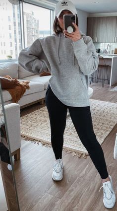 Gray Hoodie Outfit Woman, Manali Outfits, Gray Hoodie Outfit, White Tennis Shoes Outfit, Sports Style Girl, Hoddies Outfits, Casual Sporty Outfits, Cute Travel Outfits, Casual Spring Outfit