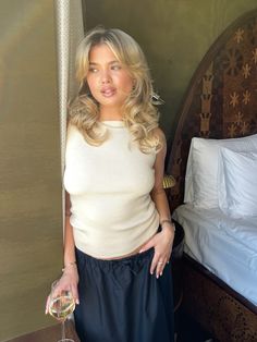 A knitted Bateau Neck Top with a fine knitted ribbed structure. Perfect to dress up with a pair of tailored Favorite Pants or to wear more casually with our Straight Jeans. Cream Top, Cream Jeans Outfit, Knit Pants Outfit, Cream Jeans, Cream Tops, Knit Pants, Sweaters And Jeans, Sweaters Knitwear, Tank Top