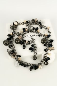 CHANEL -(Made in France) Imposant collier en métal argenté foncé collection Mappemonde dans les tons de noir et nacré. Collection Automne-Hiver 2004. A signaler, les perles nacrées fantaisies sont parfois abimées. Condition : Bon état Dimensions : Longueur : 107 cm Chanel West Coast, Ysl Shoes, Jimmy Choo Sunglasses, Chanel Sunglasses, Dior Shoes, Handbag Wallet, Wallet Accessories, Dior Bag, Made In