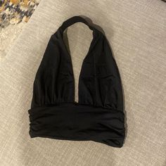 Never Worn Black Halter Top For Summer Evenings, Black Halter Top For Spring Evening, Elegant Black Halter Top For Beach, Chic Black Halter Top For Summer, Chic Black Summer Halter Top, Chic Black Halter Top For Spring, Black Chic Halter Top For Night Out, Chic Black Halter Top For Night Out, Casual Black Halter Top For Party