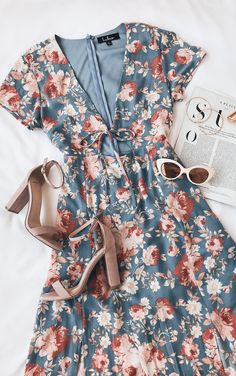 #lovelulus Light Blue Midi Dress, Áo Blu, Chique Outfit, Neue Outfits, Outfit Trends, Floral Print Midi Dress, Pretty Style, Trend Fashion, Blue Midi Dress