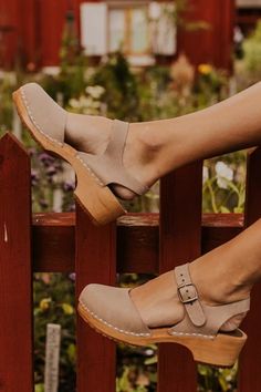 Newest Shoe Looks & Fashion for Women | ROOLEE Wooden Platform Sandals, Heels Patterns, Rubber Sandals, Closed Toe Shoes, Leather Clogs, Fashion Sandals, Thick Heels, Sandal Fashion, Heel Sandals