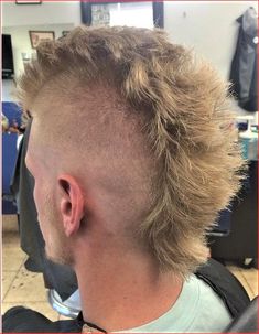 Man Mohawk, Wild Haircut, Undercut Mohawk, Fohawk Haircut, Mohawk For Men, Punk Mohawk, Queer Hair, Mohawk Hair, Short Mohawk