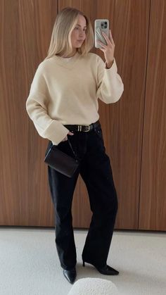 Reflection Photos, Effortlessly Chic Outfits, Classic Wardrobe, Basic Outfits, Style Mistakes, Newest Trends, Fall Winter Outfits, Trend Setter, Autumn Winter Fashion