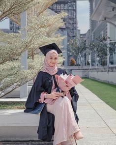 Konvokesyen Photography, Convo Pose Ideas, Convocation Dress Graduation Muslim, Ide Foto Wisuda Outdoor, Graduation Style Outfits, Hijabi Graduation Pictures, Graduation Outfit Ideas University Hijab, Preconvo Photoshoot, Pose Wisuda Outdoor