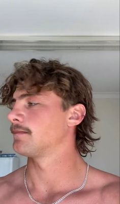 Curly Wavy Mullet Men, Coupe Mullet Homme, Medium Hair Mullet Men, Mullet Inspo Men, Wavy Hair Mullet Men, Medium Length Mullet Men, Medium Mullet Mens, Mullet Styles Men, Wavy Mullet Hair Men