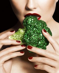 eat your broccoli ;) Health Articles Wellness, Summer Veggies, Detox Tips, Easy Detox, Gorgeous Skin, Fad Diets, Harper’s Bazaar, Tempeh, Vegan Diet