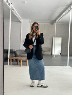 Denium Midi Skirt, Maxi Skirt Outfit Sambas, Outfit Jeans Skirt, Midi Skirt Outfit Denim, Fall Outfits Denim Skirt, Denim Skirt Maxi, Fitted Denim Midi Skirt, Jeans Maxi Skirt, Jeans Maxi Skirt Outfit