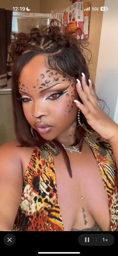 Black Lepord Makeup, Halloween Makeup Baddie, Tiger Makeup Look, Chetta Makeup Halloween, Pink Leopard Makeup, Pink Cheetah Makeup, Halloween Cat Makeup Looks, Leopard Costume Makeup, Zebra Makeup Look