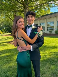 Green Prom Dresses Mermaid, Prom Dresses Pretty, Green Mermaid Prom Dress, Dark Green Prom Dresses, Green Prom Dresses, Prom Picture Poses, Prom 23, Prom Picture, Prom Photoshoot