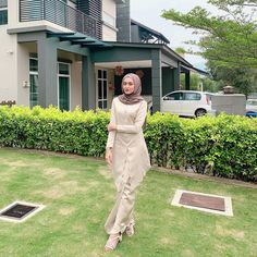 Dress Kondangan Modern, Prom Night Dress, Modest Dresses Fashion, Lace Dress Design, Pashmina Hijab Tutorial, Hijabi Fashion Casual, Casual Outfits For Teens, Hijab Ootd