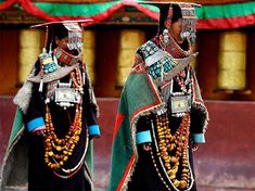 Tibetan Clothing, Tibet Travel, Peacock Costume, Equestrian Events, Folk Clothing, Stage Costume, People Of The World, Tibet, Traditional Dresses