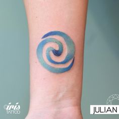 a blue and white swirl tattoo on the wrist