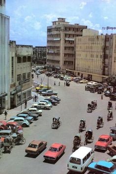 a busy city street filled with lots of traffic